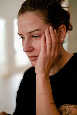 Woman with the question about how to stop hating your body and keen on changing her mindset